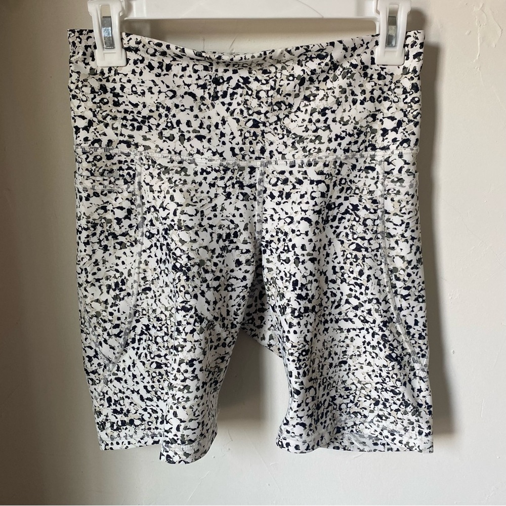 White black and green print 5 inch bike shorts with side pockets